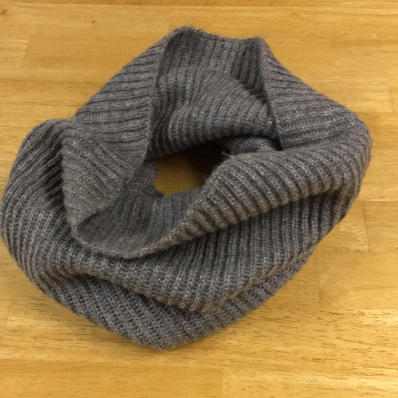 H&M gray circle scarf - Picture 2 of 2